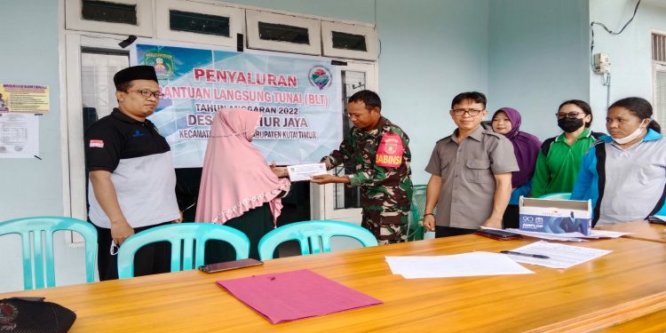 Babinsa Koramil 0909-03/Muara Wahau Maksimalkan Pendampingan Penyaluran BLT-DD