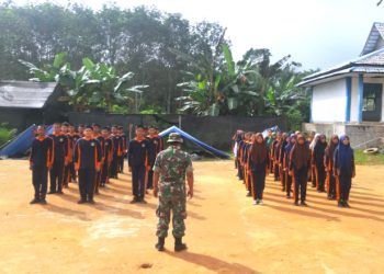 Babinsa Koramil Bengalon Bekali Siswa SMKN 002 Bengalon dengan Pelatihan PBB, Ini Tujuannya