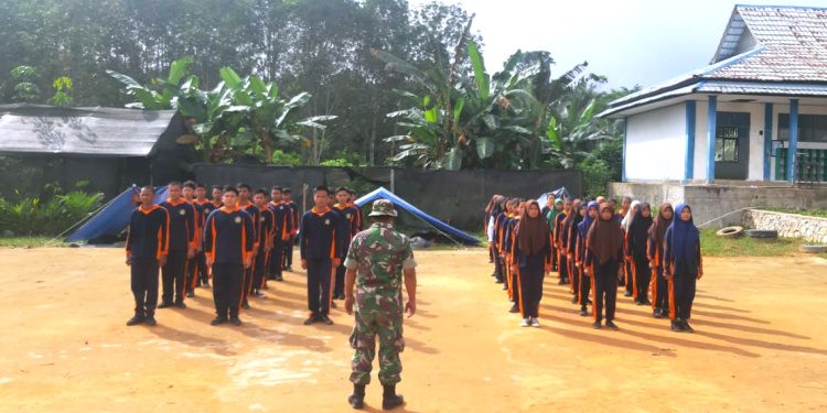 Babinsa Koramil Bengalon Bekali Siswa SMKN 002 Bengalon dengan Pelatihan PBB, Ini Tujuannya