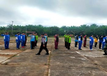 Babinsa Koramil 0909-03/Muara Wahau Lakukan Pendampingan Pelatihan Calon Paskibraka Tingkat Kecamatan