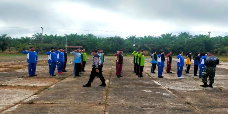 Babinsa Koramil 0909-03/Muara Wahau Lakukan Pendampingan Pelatihan Calon Paskibraka Tingkat Kecamatan