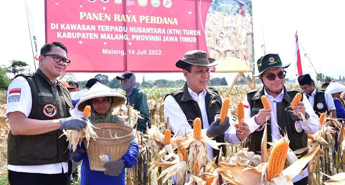Kepala BNPT Panen Perdana Jagung di KTN Turen Kabupaten Malang