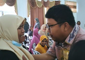 Tangis Haru Penerima Bantuan Pecah Dalam Pelukan H Irwan