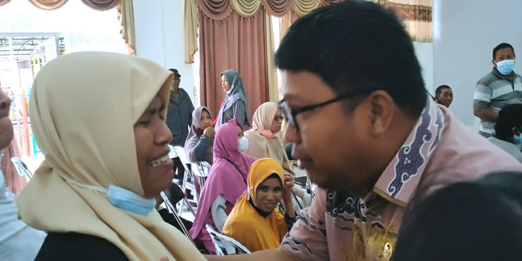 Tangis Haru Penerima Bantuan Pecah Dalam Pelukan H Irwan