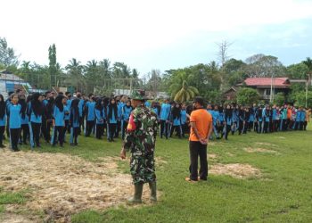 Jelang Upacara HUT 17 Agustus, Babinsa Koramil 0909-03/Bengalon Gandeng Warga Lakukan Hal Ini