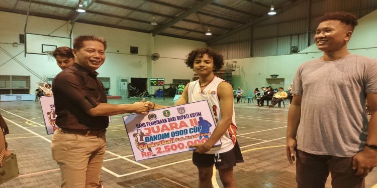 Wakili Letkol Czi Heru Aprianto, Danramil Bengalon Resmi Tutup Kejuaraan Bola Basket Dandim Cup