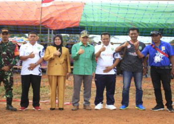 Seluruh Desa di Ranpul Terima Baju Olahraga dari Ketua DPRD Kutim