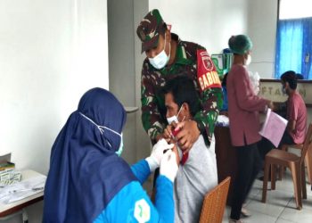 Tak hanya Gencar Lakukan Pendampingan Vaksinasi, Babinsa Koramil 0909-06/Bengalon Juga Laksanakan Edukasi