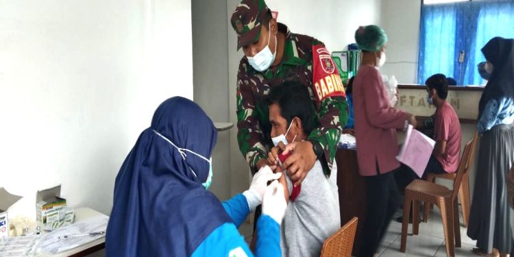 Tak hanya Gencar Lakukan Pendampingan Vaksinasi, Babinsa Koramil 0909-06/Bengalon Juga Laksanakan Edukasi