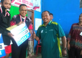 Wakil Ketua 2 DPRD Hadiri Penutupan Turnamen Bulu Tangkis Kalinusa Cup