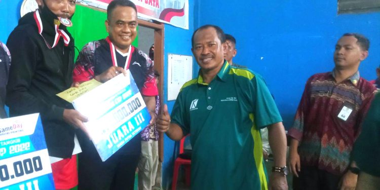 Wakil Ketua 2 DPRD Hadiri Penutupan Turnamen Bulu Tangkis Kalinusa Cup