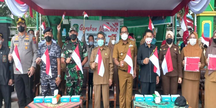 Ketua DPRD Kutim Bagikan Bendera Merah Putih Jelang HUT RI ke-77