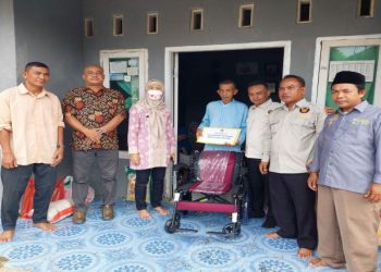 PWI Bersama Pemkab Tangerang Salurkan Kursi Roda
