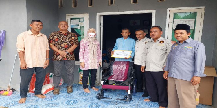 PWI Bersama Pemkab Tangerang Salurkan Kursi Roda