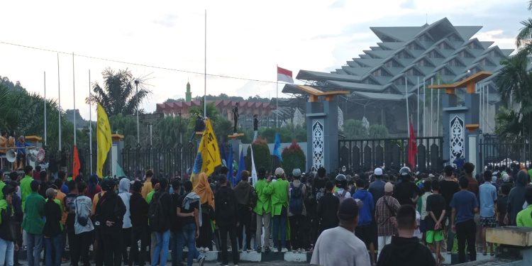 Ambulans Relawan Siaga di Lokasi Demo Depan Gedung DPRD Kaltim