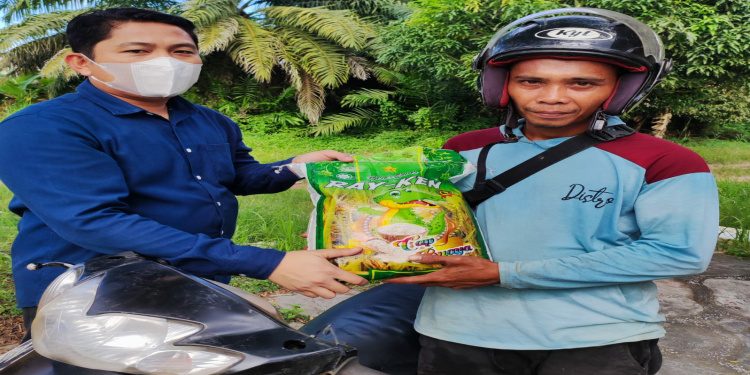 Ringankan Beban Warga, Satreskrim Polres Kutim Salurkan Bantuan Sembako