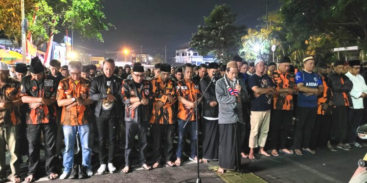 Sholawat dan Doa serta Lagu Arema untuk Para Korban Tragedi Stadion Kanjuruhan, Warnai Alun-alun Kota Batu