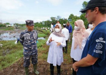 Cegah Sampah Masuk ke Laut, Sungai Watch Target Pasang 100 Jaring di Sungai Banyuwangi