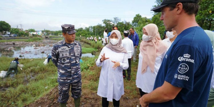 Cegah Sampah Masuk ke Laut, Sungai Watch Target Pasang 100 Jaring di Sungai Banyuwangi