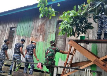 Dalam Rangka HUT TNI ke-77 Kodim 0909/Kutai Timur dan Lanal Sangatta Gelar Rehab Rumah Veteran