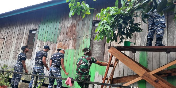 Dalam Rangka HUT TNI ke-77 Kodim 0909/Kutai Timur dan Lanal Sangatta Gelar Rehab Rumah Veteran