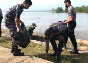 Meriahkan HUT 77 TNI, Lanal Sangatta Gandeng Kodim, OPD hingga Warga, Bersihkan Pantai Kenyamukan