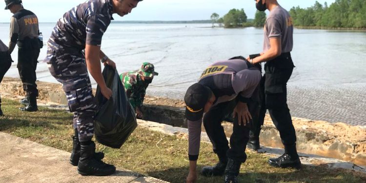 Meriahkan HUT 77 TNI, Lanal Sangatta Gandeng Kodim, OPD hingga Warga, Bersihkan Pantai Kenyamukan