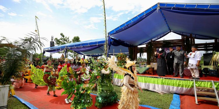 Warga Desa Kaliploso Banyuwangi, Gelar Fashion dari Tanaman Holtikultura