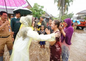 Meski Diguyur Hujan, Bupati Banyuwangi Keliling Temui Warga Terdampak Banjir