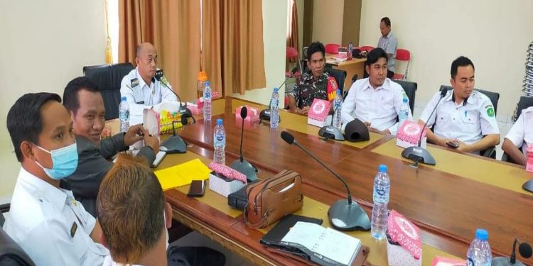 Hadiri Rapat Validasi Data Warga Kurang Mampu, Ini Saran Babinsa Koramil Bengalon