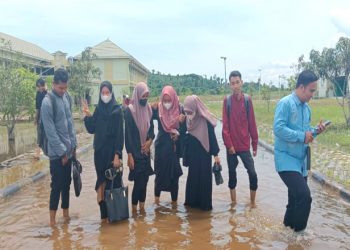 Diduga Akibat Saluran Irigasi Tak Terawat, Akses Masuk Kampus STAIS Kutim Terendam