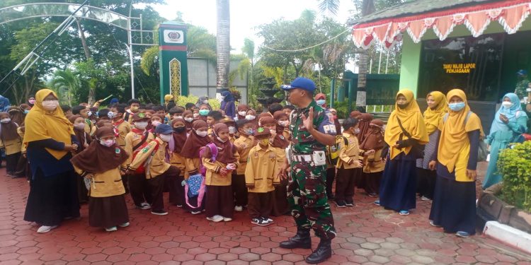 Kenal Lebih Dekat TNI, Puluhan Siswa SD Sambangi Kodim 0909/Kutai Timur
