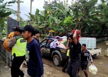 Polres Batu Distribusikan Bansos ke Sumber Manjing Wetan Daerah Terdampak Bencana