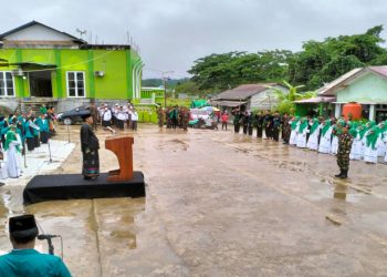 Dibawah Rintik Hujan, Ratusan Santri di Kecamatan Samarinda Utara Khidmat Ikuti Upacara Hari Santri 2022