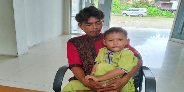 Termakan Janji Gaji Besar, Akhirnya Terlantar Bersama Anaknya