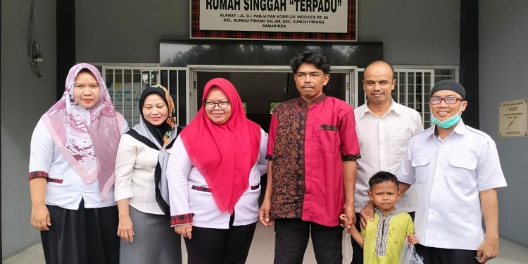 PWI Kaltim Peduli Back-up Sentra Budi Luhur Banjarbaru Pulangkan Faizin ke Antang Kalang Kalteng