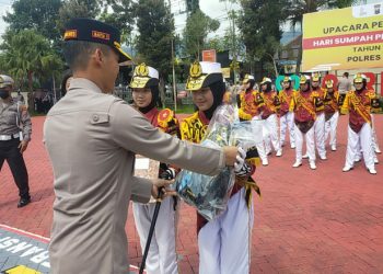 AKBP Oskar Beri Penghargaan Pocil Polres Batu