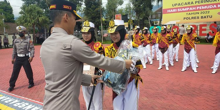 AKBP Oskar Beri Penghargaan Pocil Polres Batu