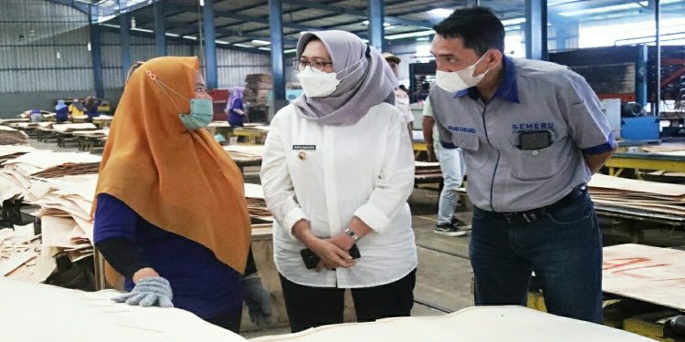 Antisipasi Ancaman Resesi Global, Wabup Kunjungi Sejumlah Perusahaan Industri Kayu di Lumajang