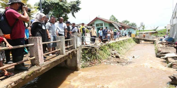 Cek Banjir Kalibaru, Bupati Banyuwangi Siapkan Dapur Umum hingga Hunian Sementara