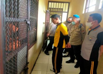 Kapolres Batu Cek Ruang Tahanan, Tekankan Jaga Kebersihan dan Kesehatan