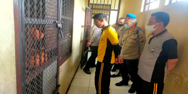 Kapolres Batu Cek Ruang Tahanan, Tekankan Jaga Kebersihan dan Kesehatan