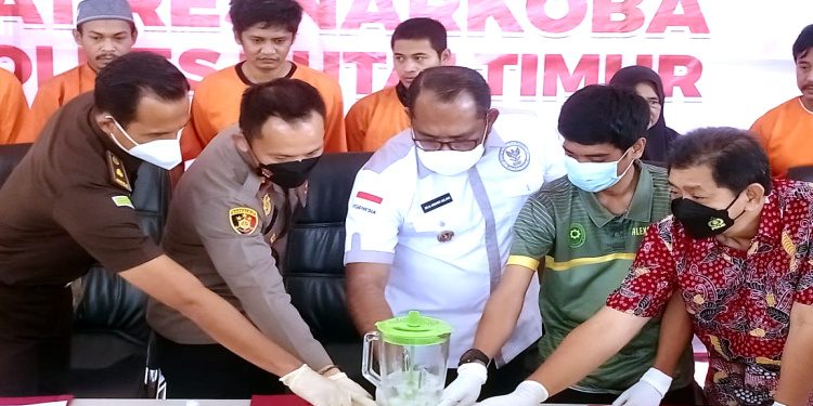 Polres Kutim Musnahkan Ribuan Botol Miras dan 148,87 Gram Sabu
