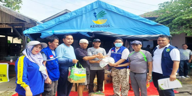 Dinsos Kutim Salurkan Bantuan ke Korban Kebakaran di Gang Taruna