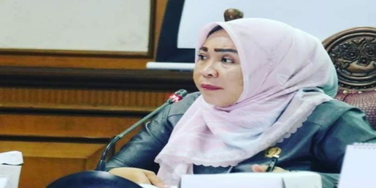 Fitriyani Sasar Pembangun Jalan Perkebunan Warga