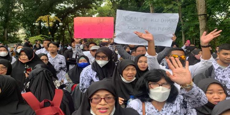 Guru, Pinjol dan Benjol