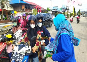 Bagi-bagi 1200 Leaflet ke Masyarakat, Tandai Peringatan Hari AIDS Sedunia