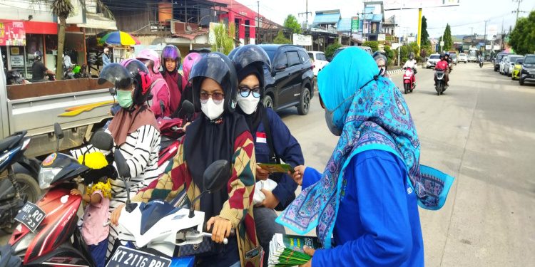 Bagi-bagi 1200 Leaflet ke Masyarakat, Tandai Peringatan Hari AIDS Sedunia