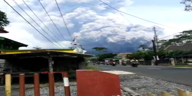 Persis Setahun Semeru Erupsi Kembali