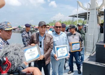 Pembukaan Festival Pesona Kampung Bahari Pulau Miang, Danlanal Sangatta Serahkan Penghargaan untuk KPC dan Pama Persada